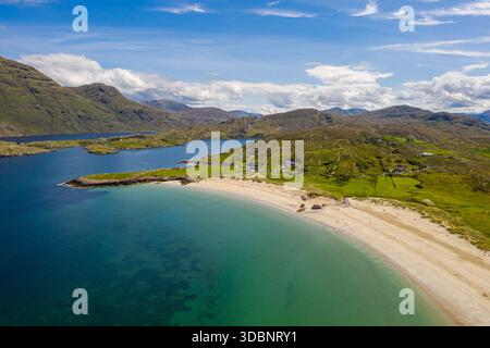 Blick aus der Vogelperspektive auf den unberührten Strand und die Green Hills entlang Einer ruhigen Küstenlandschaft, Galway, Irland Stockfoto