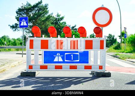 Autobahnrampe mit Absperrlicht und A1-Schild, Fotomontage Stockfoto