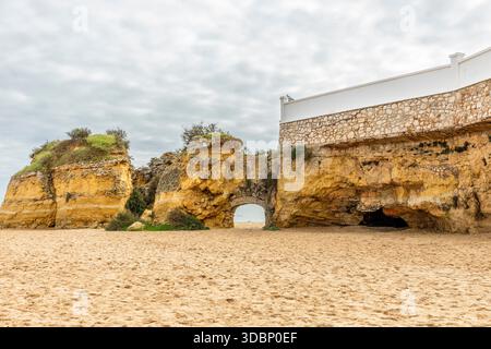 Malerischer Blick auf Praia da Batata in Lagos, Algarve, Portugal, mit einem goldenen Sandstrand, dramatischen Kalksteinklippen und einem natürlichen Felsbogen Stockfoto
