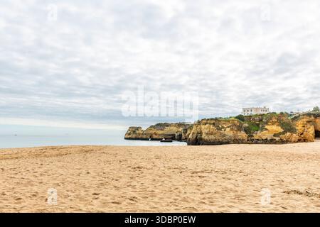 Malerischer Blick auf Praia da Batata in Lagos, Algarve, Portugal, mit einem goldenen Sandstrand, dramatischen Kalksteinklippen und einem natürlichen Felsbogen Stockfoto