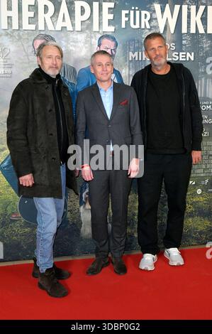 Mads Mikkelsen, Thomas Ostrup Moller und anders Thomas Jensen bei der Premiere des Kinofilms Therapie für Wikinger im Kino im Delphi-Filmpalast. Berlin, 17.12.2025 *** Mads Mikkelsen, Thomas Ostrup Moller und anders Thomas Jensen bei der Premiere der Spielfilmtherapie für wikinger im Delphi Filmpalast Berlin, 17 12 2025 Foto:XM.xBehrensx/xFuturexImagex wikinger 5210 Stockfoto