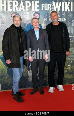 Mads Mikkelsen, Thomas Ostrup Moller und anders Thomas Jensen bei der Premiere des Kinofilms Therapie für Wikinger im Kino im Delphi-Filmpalast. Berlin, 17.12.2025 *** Mads Mikkelsen, Thomas Ostrup Moller und anders Thomas Jensen bei der Premiere der Spielfilmtherapie für wikinger im Delphi Filmpalast Berlin, 17 12 2025 Foto:XM.xBehrensx/xFuturexImagex wikinger 5212 Stockfoto