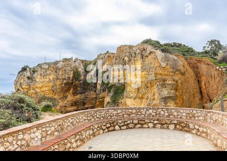 Panoramablick vom Miradouro da Praia da Dona Ana in Lagos, Algarve, Portugal, mit Blick auf goldene Kalksteinklippen, türkisfarbenes Atlantikwasser, an Stockfoto
