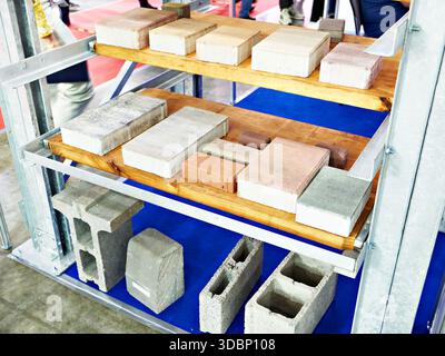Muster von Betonziegeln und -Ziegeln für Bau- und Bürgersteige im Geschäft Stockfoto