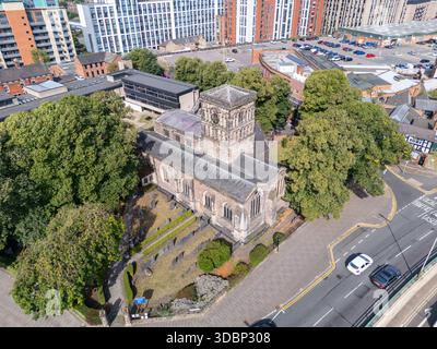 Aus der Vogelperspektive der St. Nicholas Church, einer alten angelsächsischen Kirche von England in Leicester, England. Stockfoto