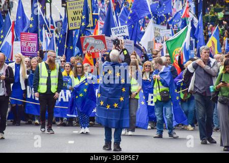 London, Großbritannien. September 2024. Tausende von Anti-Brexit-Demonstranten nehmen an dem jährlichen National Rejoin March Teil und rufen die britische Regierung auf, der Europäischen Union wieder beizutreten. Quelle: Vuk Valcic/Alamy Live News Stockfoto