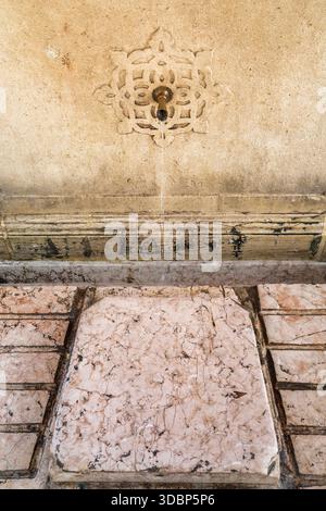 Detail des Waschbrunnens im Innenhof der Gazi Husrev-Beg Moschee in Sarajevo, Bosnien und Herzegowina Stockfoto