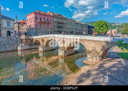 Blick auf die Latin Bridge über den Miljacka River im historischen Zentrum von Sarajevo, Bosnien und Herzegowina Stockfoto
