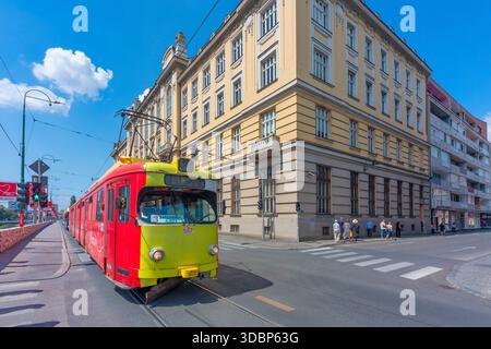 Farbenfrohe Straßenbahn durch das Stadtzentrum von Sarajevo, Bosnien und Herzegowina Stockfoto