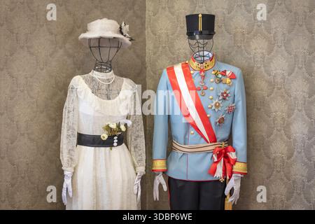 Historische Ausstellung im Rathaus von Sarajevo (Vijecnica) mit den Outfits des Erzherzogs Franz Ferdinand von Österreich und seiner Frau Sophie in der Gedenkecke, die ihrem Besuch im Jahr 1914 und der Ermordung von Sarajevo gewidmet ist. Sarajevo, Bosnien und Herzegowina Stockfoto