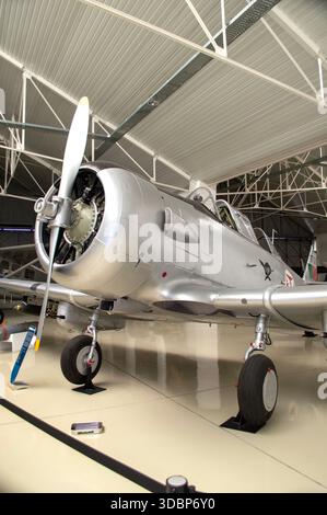 Sintra, Portugal - 26. September 2025. Avión de Combat Clásico North American T-6 Texan de la Fuerza Aérea Portuguesa expuesto en el Museo do AR de S Stockfoto