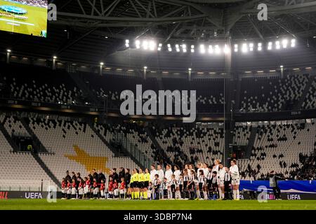 Torino, Italien. Dezember 2025. Stellen Sie sich vor dem Fußball-Spiel der UEFA Women's Champions League zwischen Juventus Women und Manchester United Women Football Club im Juventus Stadium im Nordwesten Italiens an – Tag 6 – 17. Dezember 2025. Sport - Fußball. (Foto: Fabio Ferrari/LaPresse) Credit: LaPresse/Alamy Live News Stockfoto