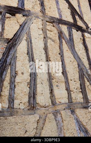 Verputzte Wand und Balken eines Fachwerkhauses Stockfoto
