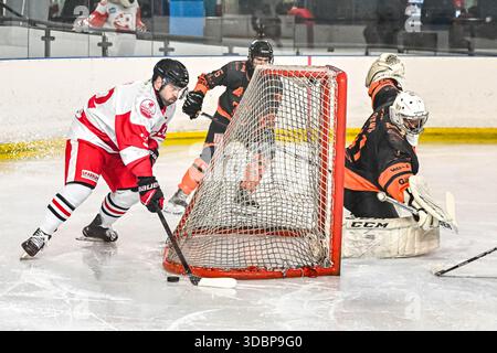 Action der Billingham Stars gegen Telford Tigers in der National Ice Hockey League (N) Moralee Division 1 im Forum, Billingham am Sonntag, den 14. Dezember 2025. (Foto: Scott Llewellyn | MI News) Stockfoto