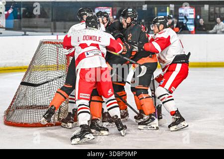 Action der Billingham Stars gegen Telford Tigers in der National Ice Hockey League (N) Moralee Division 1 im Forum, Billingham am Sonntag, den 14. Dezember 2025. (Foto: Scott Llewellyn | MI News) Stockfoto