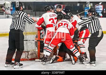 Action der Billingham Stars gegen Telford Tigers in der National Ice Hockey League (N) Moralee Division 1 im Forum, Billingham am Sonntag, den 14. Dezember 2025. (Foto: Scott Llewellyn | MI News) Stockfoto