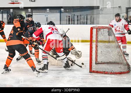 Action der Billingham Stars gegen Telford Tigers in der National Ice Hockey League (N) Moralee Division 1 im Forum, Billingham am Sonntag, den 14. Dezember 2025. (Foto: Scott Llewellyn | MI News) Stockfoto