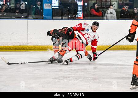 Action der Billingham Stars gegen Telford Tigers in der National Ice Hockey League (N) Moralee Division 1 im Forum, Billingham am Sonntag, den 14. Dezember 2025. (Foto: Scott Llewellyn | MI News) Stockfoto