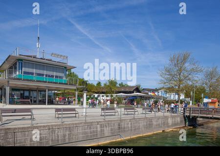 Bootssteg mit Aussichtsplattform am Chiemsee, Prien am Chiemsee, Oberbayern, Bayern, Deutschland, Europa Stockfoto