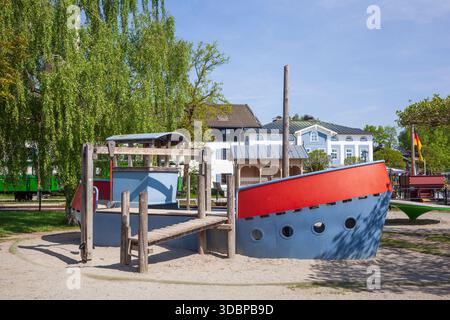 Spielplatz mit Hotel am Chiemsee, Prien am Chiemsee, Oberbayern, Bayern, Deutschland, Europa Stockfoto