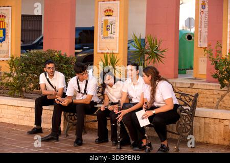 Entrada Cristiana, Vorbereitung, Musiker, Moros y Cristianos, Guardamar del Segura, Vega Baja, Costa Blanca, Alicante, Spanien, Stockfoto