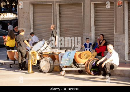 Entrada Cristiana, Vorbereitung, Musiker, Moros y Cristianos, Guardamar del Segura, Vega Baja, Costa Blanca, Alicante, Spanien, Stockfoto