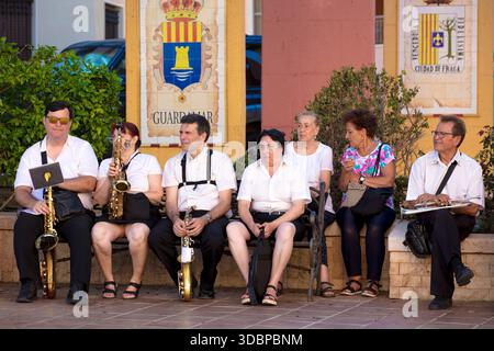 Entrada Cristiana, Vorbereitung, Musiker, Moros y Cristianos, Guardamar del Segura, Vega Baja, Costa Blanca, Alicante, Spanien, Stockfoto