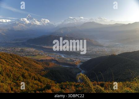 Panoramablick auf Pokhara und das umliegende Tal mit den Bergen des Himalaya im Hintergrund, Nepal. Stockfoto