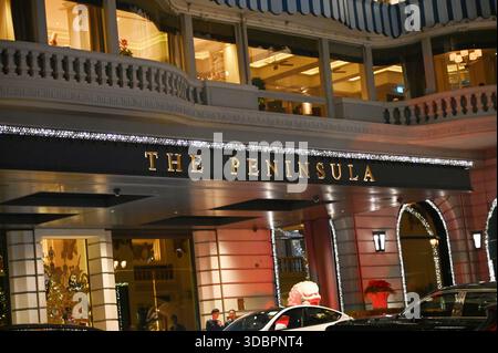 Nachtansicht auf die Peninsula Hotels in Hong Kong, China am 10. Dezember 2025. Stockfoto