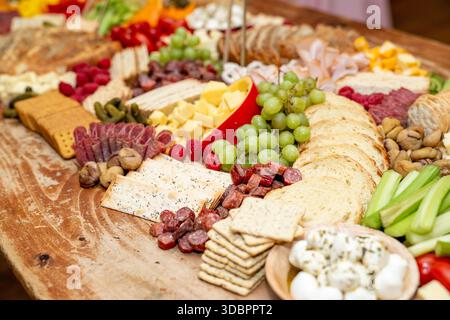 Große Charcuterie Board bei einer Veranstaltung mit verschiedenen Fingerfood Stockfoto