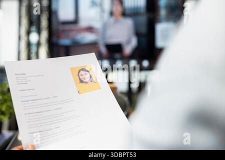 Nahaufnahme des HR-Teams, das mit einer Bewerberin über Qualifikationen diskutiert und Fragen zu früheren Berufserfahrungen stellt, um die Übereinstimmung mit den Anforderungen der Unternehmensposition sicherzustellen. Auswahl. Stockfoto