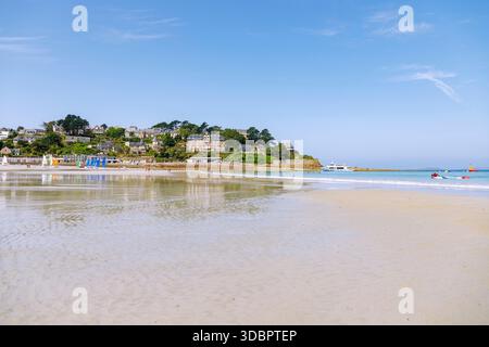 Trestraou Strand und Fähre zu den Inseln Les Sept Isles in Perros-Guirec an der Cote de Granit Rose, Cotes d'Armor, Bretagne, Frankreich Stockfoto