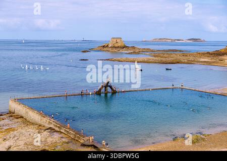 Strand Plage de Bon-Secours mit Meerwasser-Swimmingpool Piscine d'eau de Mer und Blick auf die Inseln Grand be und Fort du Petit BE, Saint-Malo, Cote d'Emeraude, Cotes-d'Armor, Bretagne, Frankreich Stockfoto