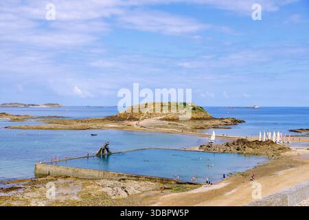 Strand Plage de Bon-Secours mit Meerwasser-Swimmingpool Piscine d'eau de Mer und Blick auf die Inseln Grand be und Fort du Petit BE, Saint-Malo, Cote d'Emeraude, Cotes-d'Armor, Bretagne, Frankreich Stockfoto