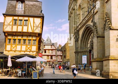 Place Saint-Pierre mit Fachwerkhäusern, Café und Kathedrale St-Pierre in Vannes, Morbihan, Bretagne, Frankreich Stockfoto