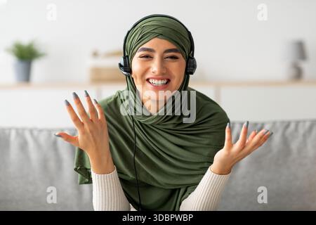Eine Junge Arabische Frau Genießt Videoanrufe Mit Einem Freund Aus Ihrem Haus Stockfoto