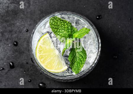 Mojito-Cocktail-Blick von oben mit Limette und Minze mit Eis. Cocktail auf Eis Stockfoto