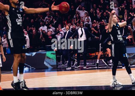 London, Großbritannien. 17. Dezember 2025. Lions' Assistant Coaches erringen den Sieg während des BKT Eurocup-Spiels in der 11. Woche der Gruppe B zwischen Besiktas Gain und London Lions. Credit Carol Moir/Alamy Live News Stockfoto