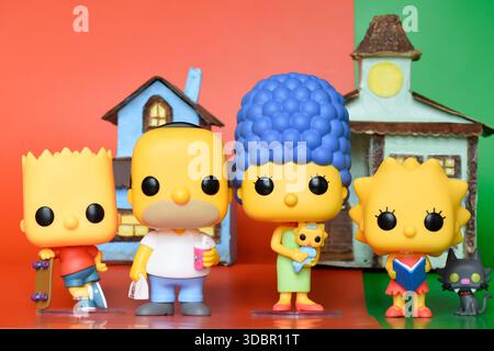 Funko Pop Actionfiguren von Bart, Homer, Marge mit Maggie und Lisa mit Snowball Cat aus der animierten Sitcom The Simpsons. Handgefertigtes Miniatur-Papier hous Stockfoto