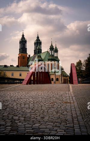 Die imposante Kathedrale in Posen von hinten mit der roten Bischof-Jordan-Brücke im Bild. Stockfoto