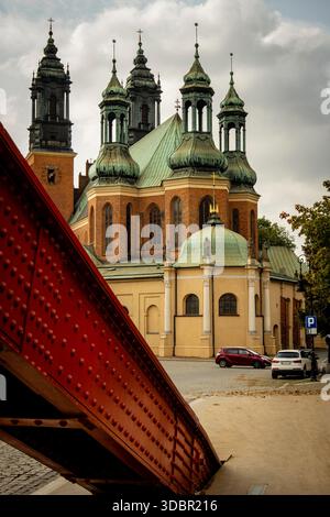 Die imposante Kathedrale in Posen von hinten mit Teilen der roten Bischof-Jordan-Brücke im Bild. Stockfoto