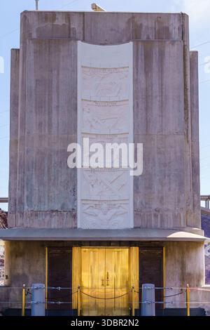 Art-Deco-Schnitzereien mit Flachreliefschnitzereien und Messingtüren am Turm am Hoover-Staudamm Stockfoto