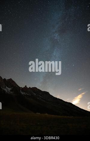 Sternenhimmel über den majestätischen Bergen in FrankreichSchweiz Stockfoto