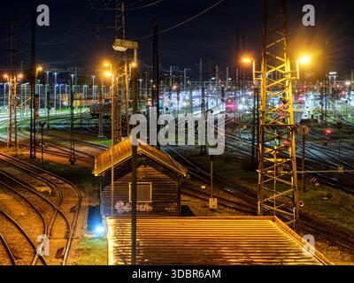 Sonnenaufgang am Augsburger Hauptbahnhof Stockfoto