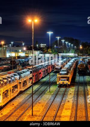 Sonnenaufgang am Augsburger Hauptbahnhof Stockfoto