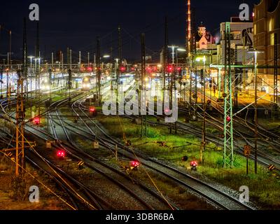 Sonnenaufgang am Augsburger Hauptbahnhof Stockfoto