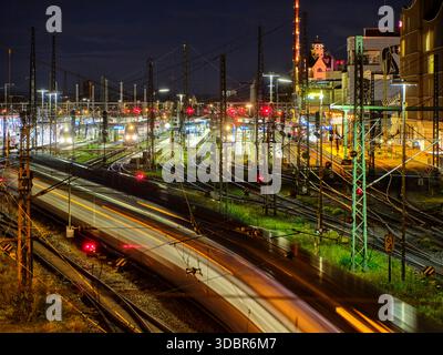 Sonnenaufgang am Augsburger Hauptbahnhof Stockfoto