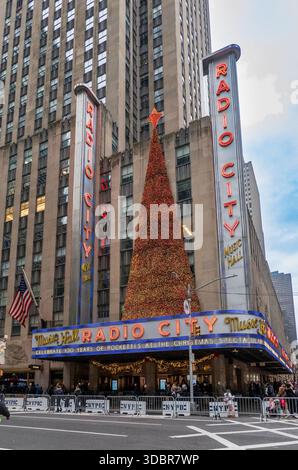 New York, NY – USA – 13. Dezember 2025 die Fassade der Radio City Music Hall in Midtown Manhattan, New York City, die zur Weihnachtszeit dekoriert wurde. Stockfoto