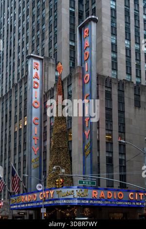 New York, NY – USA – 13. Dezember 2025 die Fassade der Radio City Music Hall in Midtown Manhattan, New York City, die zur Weihnachtszeit dekoriert wurde. Stockfoto