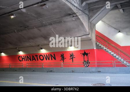 18. OCT 2025 - San Francisco, USA - Blick auf die Hauptstraße von China Town in San Francisco mit Dekorationen und Laternen. Stockfoto